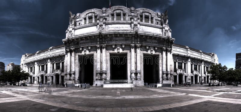 Темное фото панорамы HDR центрального железнодорожного вокзала в милане, Италии стоковое изображение rf Темное фото панорамы HDR центрального железнодорожного вокзала в милане, Италии стоковое изображение rf