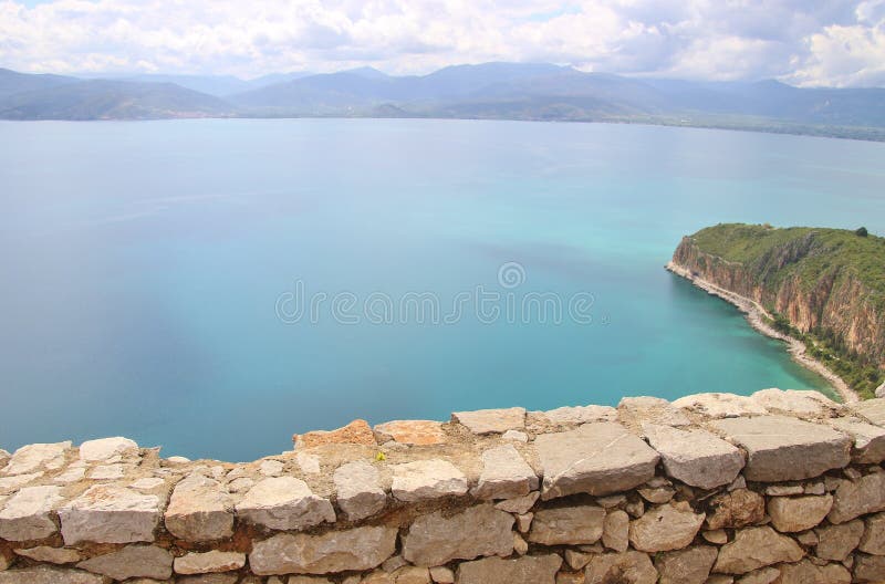 Темносинее море Идущий сверху вниз взгляд от замка Palamidi, Nafplio, Греции стоковые изображения Темносинее море Идущий сверху вниз взгляд от замка Palamidi, Nafplio, Греции стоковые изображения