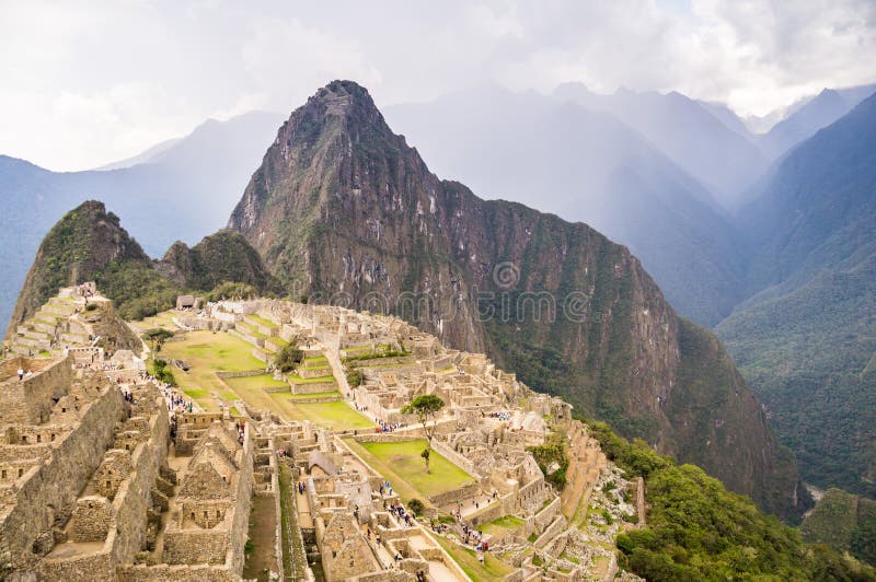 Темные облака над городом Inca Machu Picchu стоковое фото rf Темные облака над городом Inca Machu Picchu стоковое фото rf