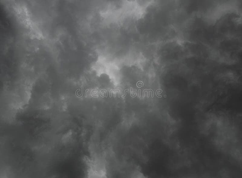 Темные облака на ярком небе перед дождливой погодой
