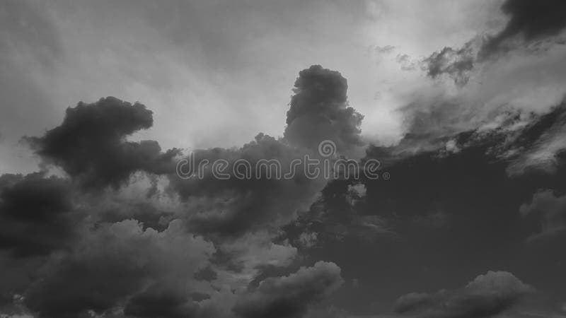 Темный - серое драматическое whith неба заволакивает предпосылка cloudscape лета естественная никакой шаблон людей пустой пустой стоковая фотография Темный - серое драматическое whith неба заволакивает предпосылка cloudscape лета естественная никакой шаблон людей пустой пустой стоковая фотография