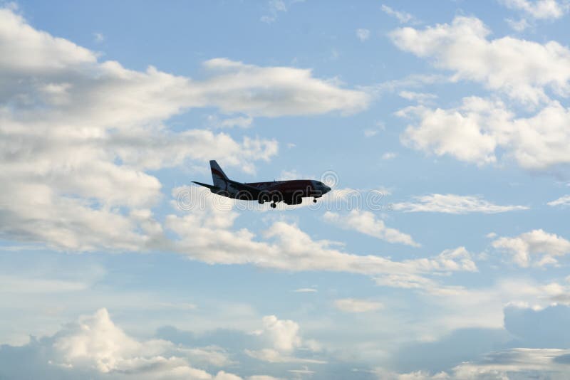 Тень посадки Боинга 737-300 тайской Air Asia стоковые изображения rf Тень посадки Боинга 737-300 тайской Air Asia стоковые изображения rf