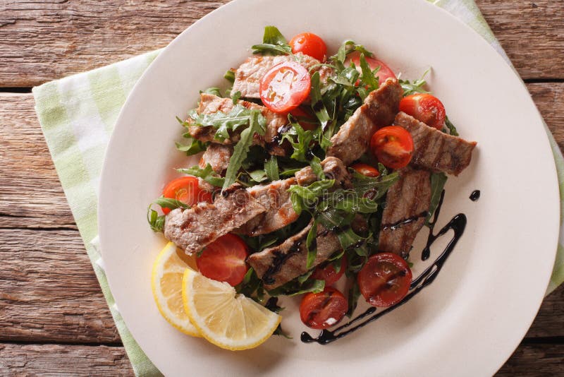 Теплый салат зажаренной говядины с arugula и концом-вверх томатов H стоковое изображение rf Теплый салат зажаренной говядины с arugula и концом-вверх томатов H стоковое изображение rf
