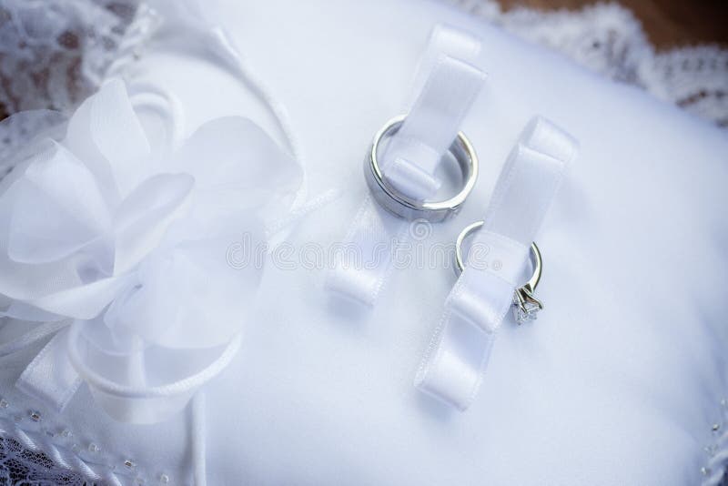 тесемка подушки звенит 2 wedding стоковые фото тесемка подушки звенит 2 wedding стоковые фото