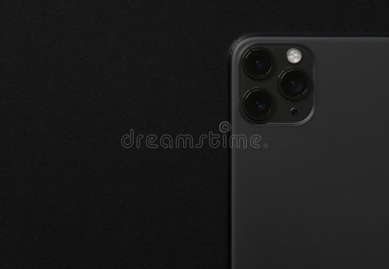 Тесное поднимающее на фотографии современного смартфона стоковая фотография
