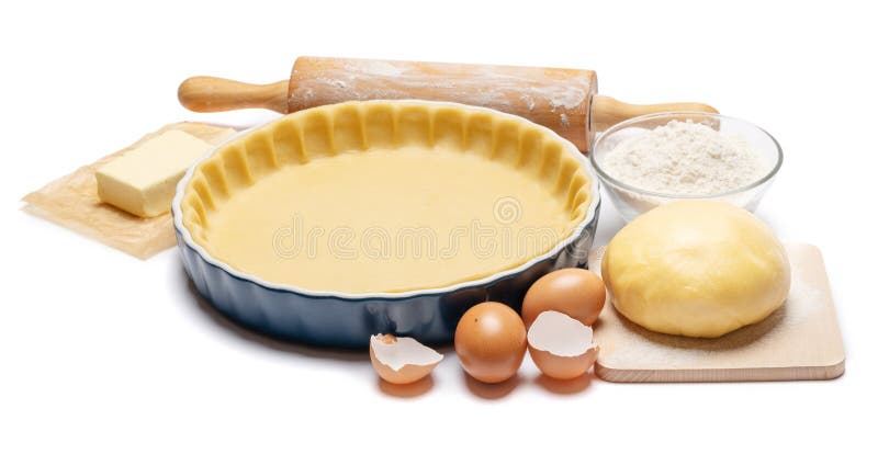 Тесто Shortbread для печь пирога киша и ингредиенты в печь форме. Тесто Shortbread для печь пирога киша и ингредиенты в керамической печь форме