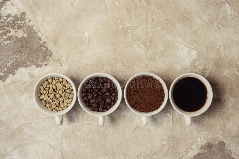 4 типа кофе unroasted, фасоли, земли и одного в чашке стоковое фото