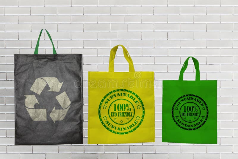 Типизированные сумки tote ткани на белом стоковое изображение rf