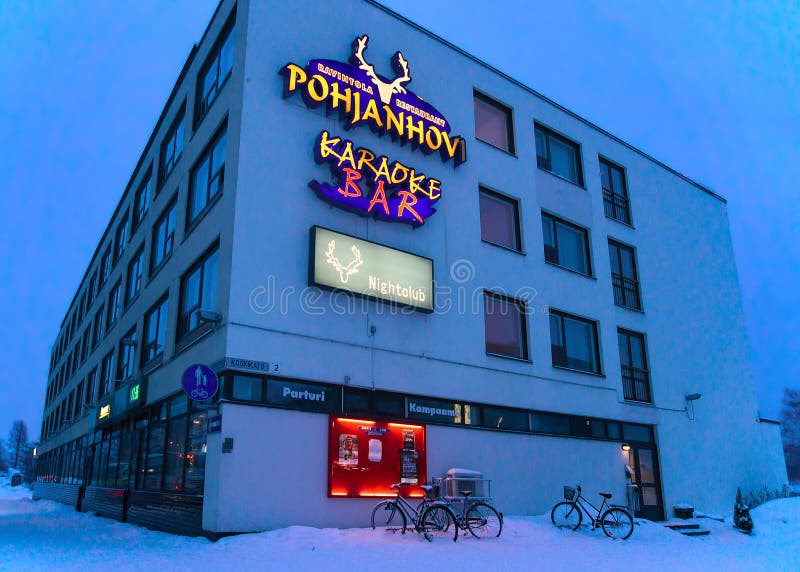 Типичное здание в зиме Rovaniemi поздно в вечере стоковое фото Типичное здание в зиме Rovaniemi поздно в вечере стоковое фото
