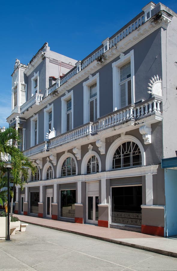 типичное историческое здание в старом центре города cienfuegos cuba стоковые фото