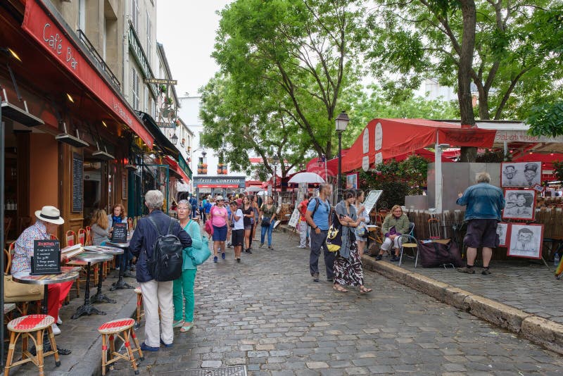 Типичные рестораны и художники продавая их картины на месте du Tertre в Montmartre стоковые изображения Типичные рестораны и художники продавая их картины на месте du Tertre в Montmartre стоковые изображения