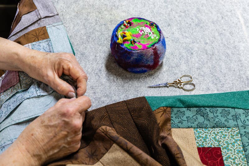 Ткани и картины quilter шитье, используя различные инструменты стоковое изображение