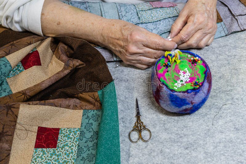 Ткани и картины quilter шитье, используя различные инструменты стоковые изображения
