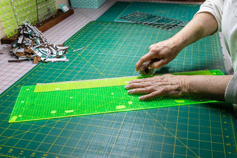 Ткани и картины quilter шитье, используя различные инструменты стоковая фотография