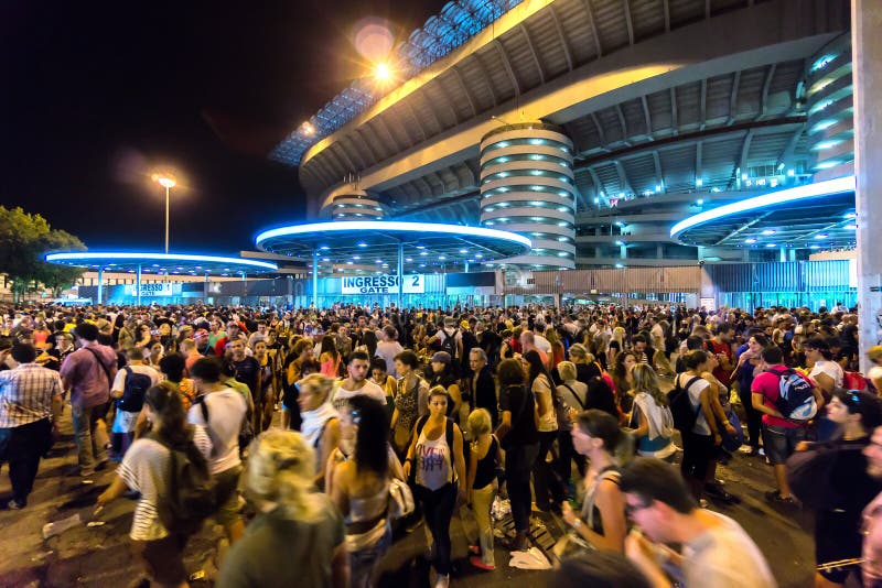 Толпа людей вне футбольного стадиона San Siro в милане, Италии стоковые изображения