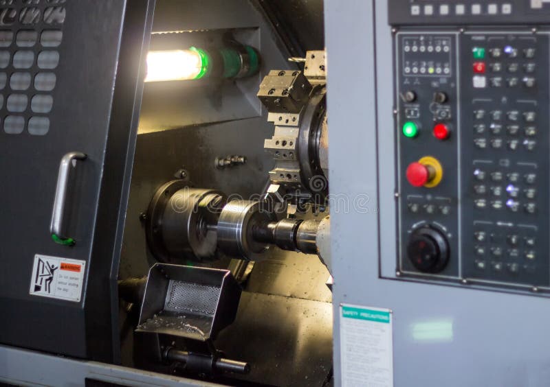 Токарный станок CNC вытягивает вне часть шкива workpiece металла, современного токарного станка для металла обрабатывая, конца-вв стоковое изображение Токарный станок CNC вытягивает вне часть шкива workpiece металла, современного токарного станка для металла обрабатывая, конца-вв стоковое изображение