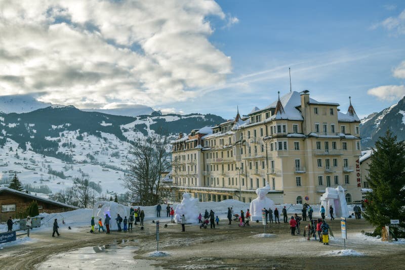 Толпа людей восхищая статуи льда в фестивале снега в Grindelwald стоковые фотографии rf Толпа людей восхищая статуи льда в фестивале снега в Grindelwald стоковые фотографии rf