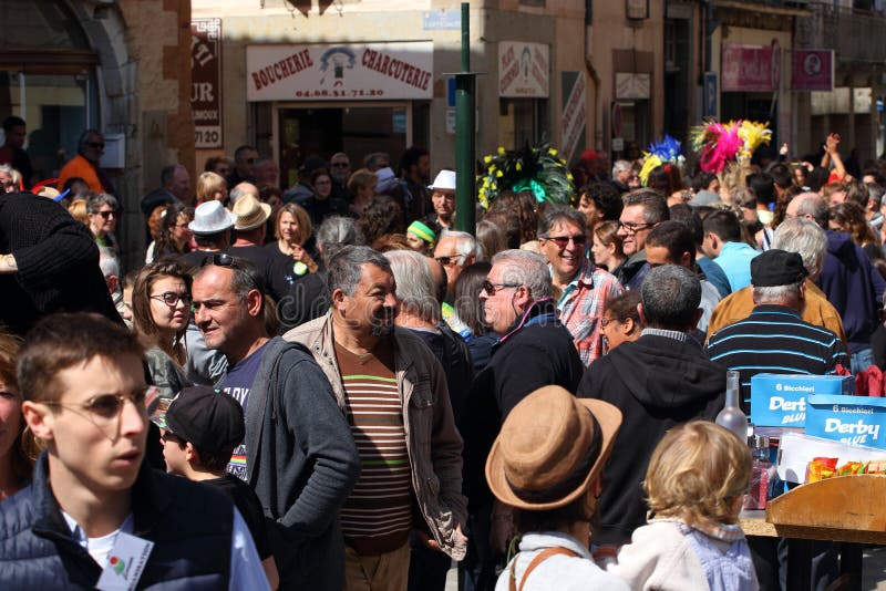Толпа людей на масленице Limoux во Франции