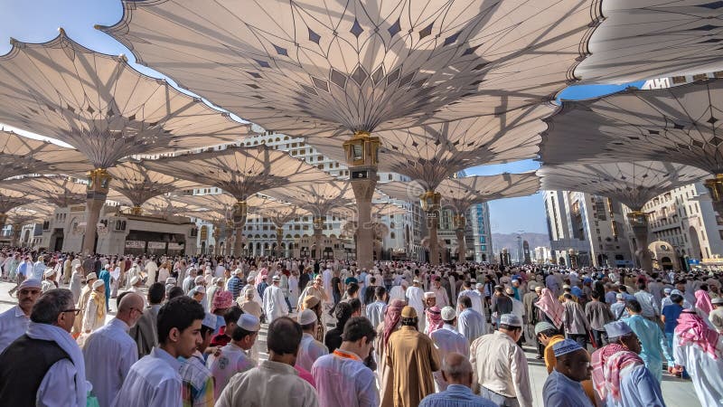 Толпа паломника на мечети Medina стоковые изображения rf Толпа паломника на мечети Medina стоковые изображения rf
