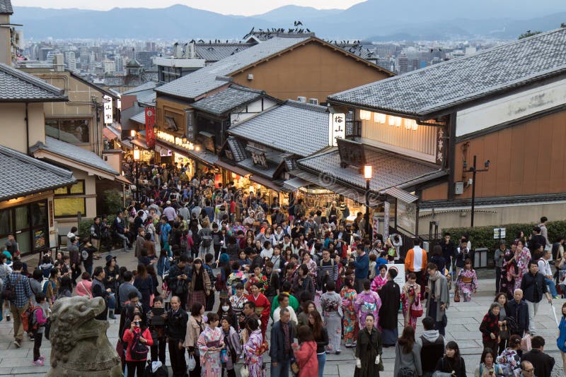 Толпы людей в улицах нижнего виска Kiyomizu-dera стоковые изображения Толпы людей в улицах нижнего виска Kiyomizu-dera стоковые изображения