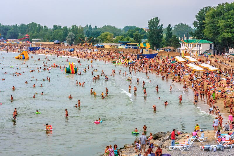Толпы людей ослабляя на песчаном пляже Чёрного моря в курорте на море Anapa на солнечный летний день стоковая фотография rf