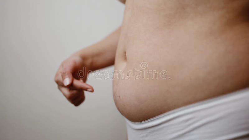 толстая женщина, использующая свои руки, чтобы выжать лишний жир, изолированный на бэйдж-фоне.