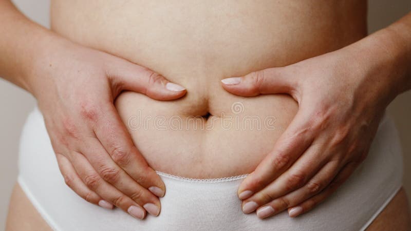 толстая женщина, использующая свои руки, чтобы выжать лишний жир, изолированный на бэйдж-фоне.