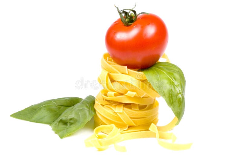 томат tagliatelle базилика стоковое изображение томат tagliatelle базилика стоковое изображение