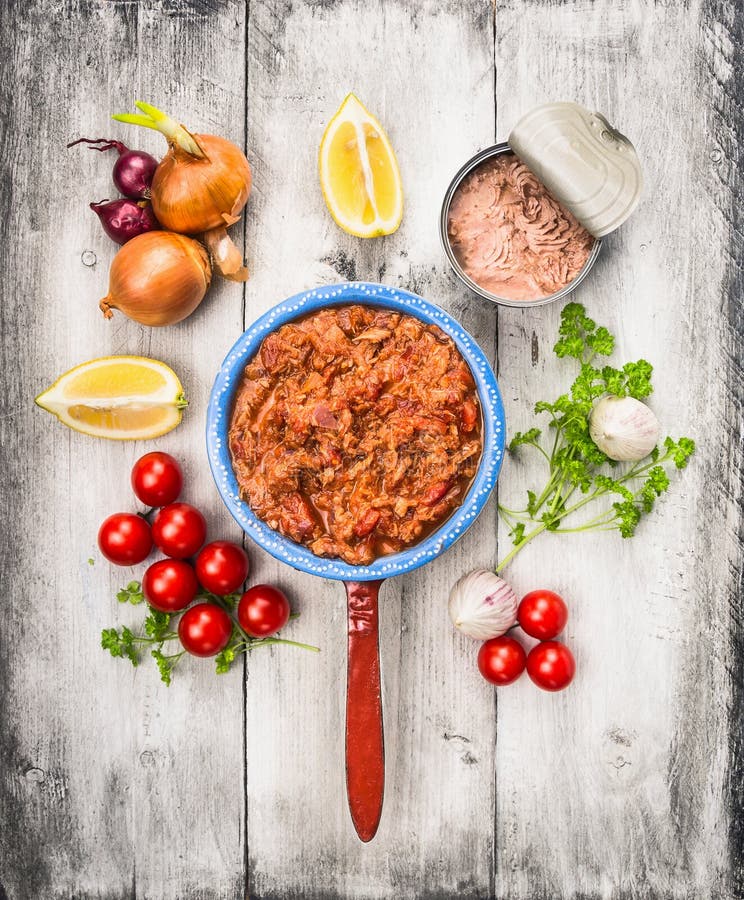 Томатный соус с мясом тунца в старых баке каши и ингридиенте, взгляд сверху стоковые фото Томатный соус с мясом тунца в старых баке каши и ингридиенте, взгляд сверху стоковые фото