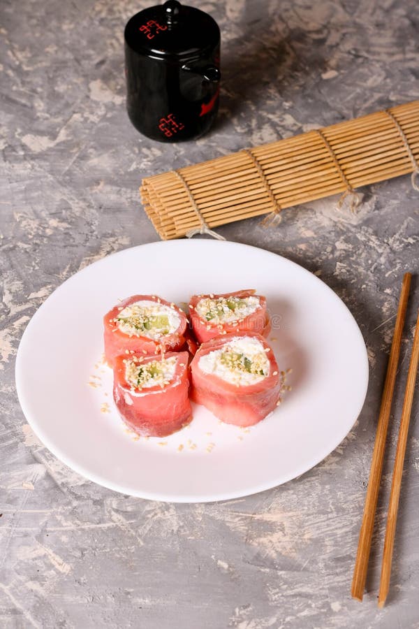 томаты mozzarella еды перста вишни Rolls семг с концом-вверх плавленого сыра стоковые фотографии rf томаты mozzarella еды перста вишни Rolls семг с концом-вверх плавленого сыра стоковые фотографии rf
