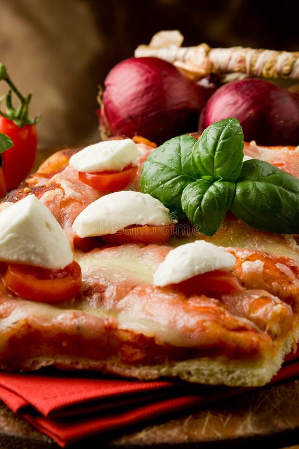 томаты пиццы mozzarella вишни буйвола стоковое фото rf томаты пиццы mozzarella вишни буйвола стоковое фото rf