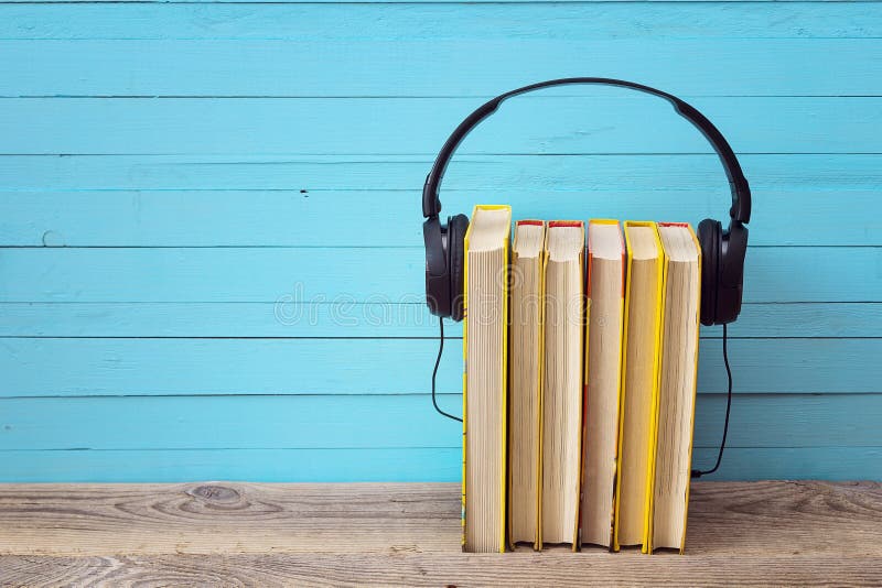 Тональнозвуковая концепция, Желтые книги и наушники книги над голубым backgr стоковое фото Тональнозвуковая концепция, Желтые книги и наушники книги над голубым backgr стоковое фото
