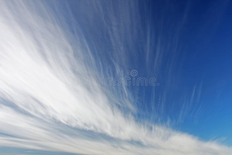 Тонкие облака в небе cirrus стоковое фото rf