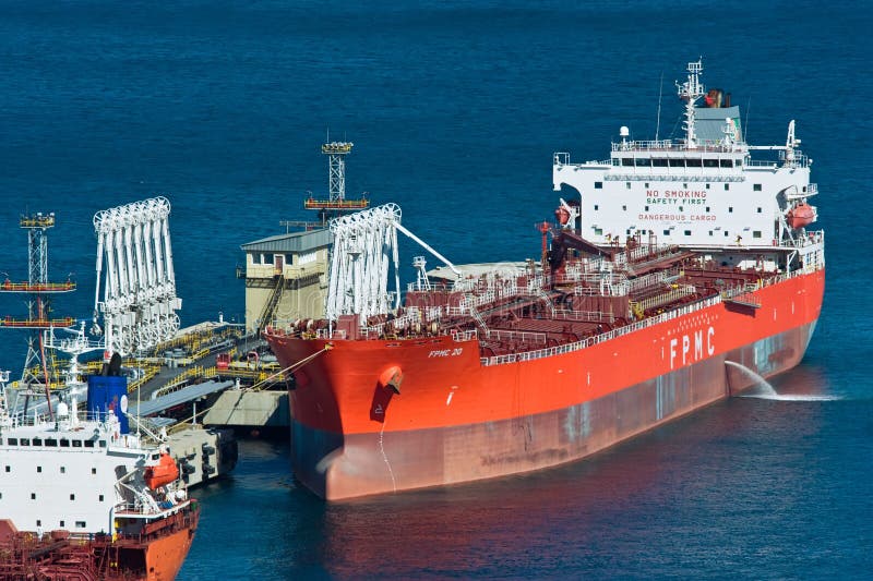 Топливозаправщик FPMC20 около компании Rosneft терминала нефтепровода Залив Nakhodka Восточное море (Японии) 31 03 2014 стоковые фото Топливозаправщик FPMC20 около компании Rosneft терминала нефтепровода Залив Nakhodka Восточное море (Японии) 31 03 2014 стоковые фото