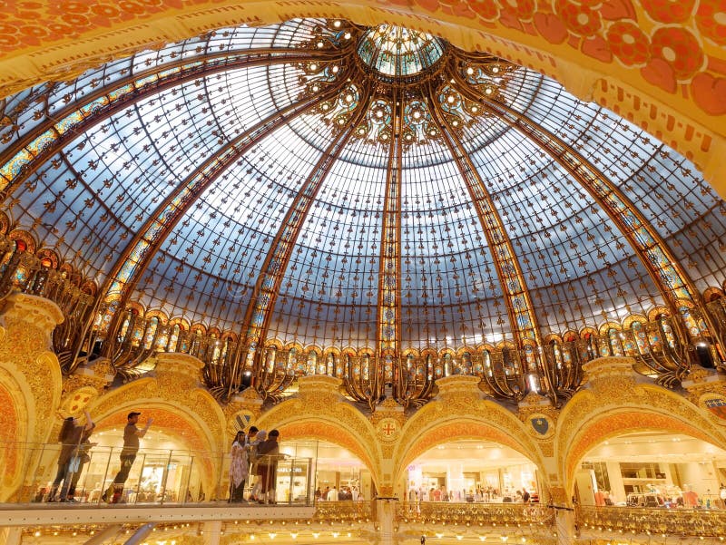 Торговый центр La fayette крыша с видом на дом Париж Франс стоковые изображения Торговый центр La fayette крыша с видом на дом Париж Франс стоковые изображения