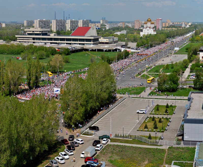 Торжество дня победы Тысячи людей приняли к главной улице для того чтобы участвовать в полке действия бессмертном стоковое фото Торжество дня победы Тысячи людей приняли к главной улице для того чтобы участвовать в полке действия бессмертном стоковое фото