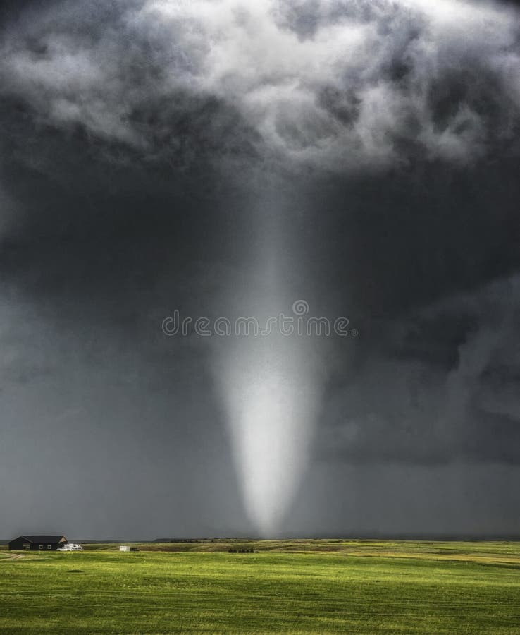 We left at 9:00 AM from South Dakota east of Wyoming. The most unstable areas were there and the probability of a tornado was at 5%, which is an average / good number. It was 4 hours of road later and a purple mass was already on our radar. We stopped at the entrance of a farm to observe the storm`s behavior and decide how to approach it..The conditions were good. Winds from the southeast brought. We left at 9:00 AM from South Dakota east of Wyoming. The most unstable areas were there and the probability of a tornado was at 5%, which is an average / good number. It was 4 hours of road later and a purple mass was already on our radar. We stopped at the entrance of a farm to observe the storm`s behavior and decide how to approach it..The conditions were good. Winds from the southeast brought