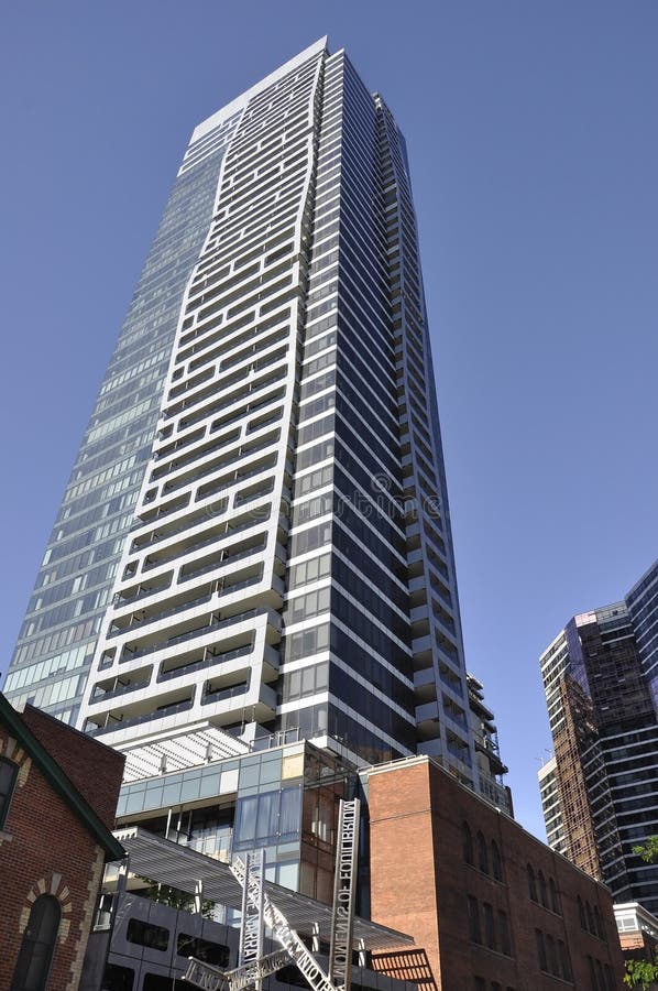 Торонто, 24-ое июня: Городские здания на улице Yonge к ноча от Торонто провинции Онтарио в Канаде стоковое изображение rf Торонто, 24-ое июня: Городские здания на улице Yonge к ноча от Торонто провинции Онтарио в Канаде стоковое изображение rf