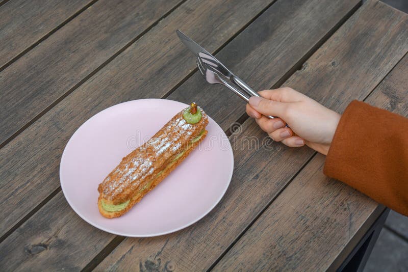 Торт Бреста Yummy фисташки французский национальный очень вкусный вкусный сметанообразный стоковые изображения rf Торт Бреста Yummy фисташки французский национальный очень вкусный вкусный сметанообразный стоковые изображения rf