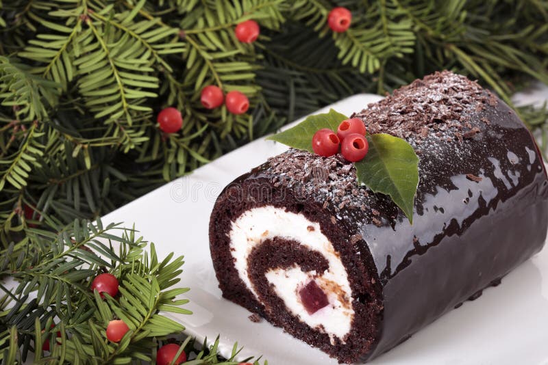 Торт журнала yule рождества на плите под деревом стоковая фотография rf Торт журнала yule рождества на плите под деревом стоковая фотография rf