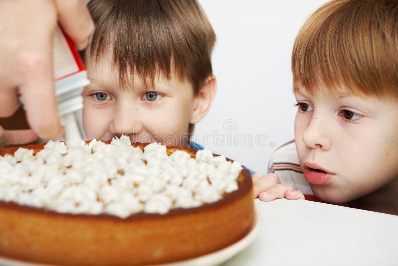 Торт и дети стоковые фото Торт и дети стоковые фото
