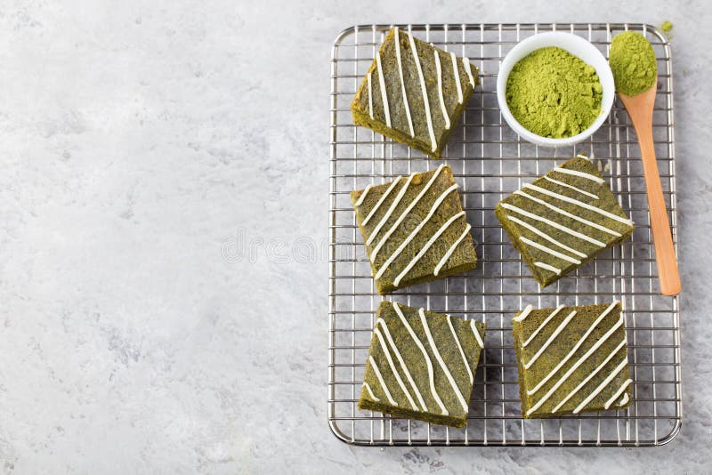 Торт пирожного зеленого чая Matcha с белым шоколадом на космосе экземпляра взгляд сверху предпосылки охладительной решетки сером стоковая фотография Торт пирожного зеленого чая Matcha с белым шоколадом на космосе экземпляра взгляд сверху предпосылки охладительной решетки сером стоковая фотография