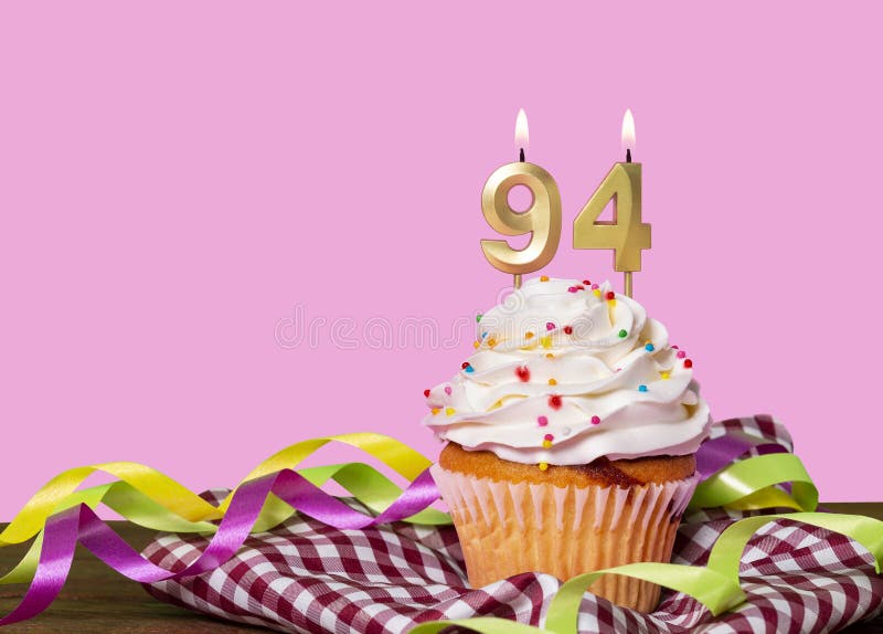 торт с зажженными свечами образуя число 94 стоковые изображения
