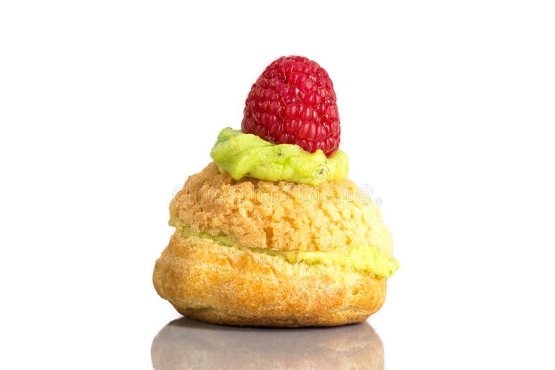 Торты или profiterole Cream слойки заполненные с взбитой сливк фисташки служили с stawberry украшением стоковые изображения rf Торты или profiterole Cream слойки заполненные с взбитой сливк фисташки служили с stawberry украшением стоковые изображения rf