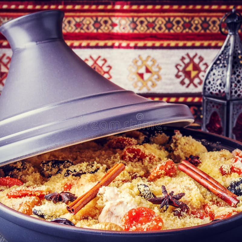 Традиционное морокканское tajine цыпленка с высушенными плодоовощами и spi стоковая фотография rf Традиционное морокканское tajine цыпленка с высушенными плодоовощами и spi стоковая фотография rf