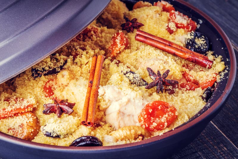 Традиционное морокканское tajine цыпленка с высушенными плодоовощами и spi стоковое фото Традиционное морокканское tajine цыпленка с высушенными плодоовощами и spi стоковое фото