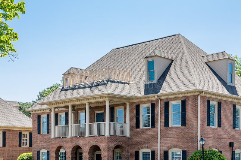 Традиционное офисное здание кирпича с Dormers стоковое изображение rf