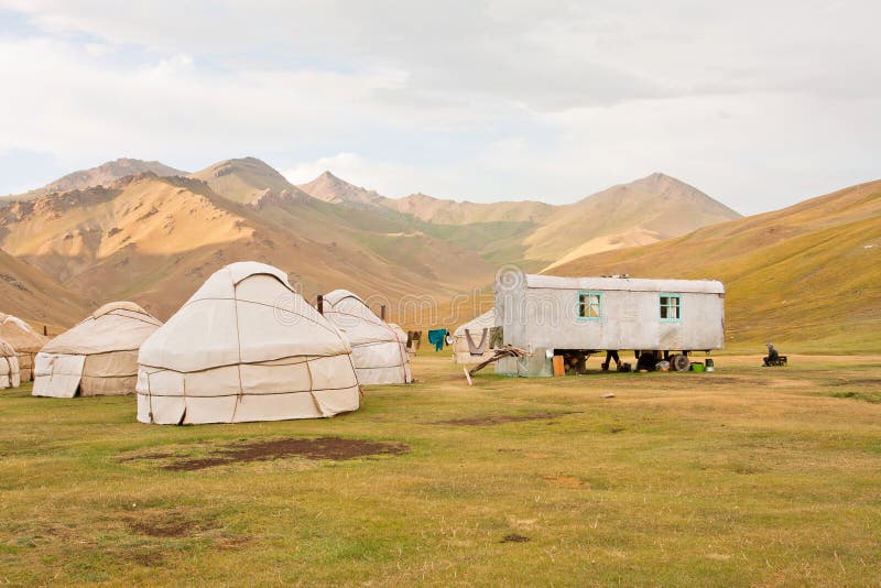 Традиционные азиатские шатры Yurts - дома местных кочевников в горах Шани Tian стоковое фото rf Традиционные азиатские шатры Yurts - дома местных кочевников в горах Шани Tian стоковое фото rf