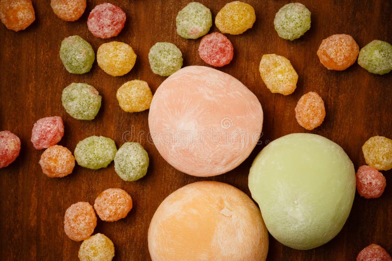 Традиционные торты риса mochi на коричневом деревянном столе с красочным стоковое изображение rf Традиционные торты риса mochi на коричневом деревянном столе с красочным стоковое изображение rf