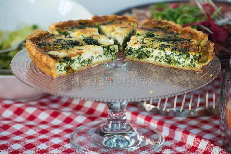 Традиционный греческий пирог шпината, spanakopita, с козий сыром Завтрак-обед в ресторане стоковое изображение Традиционный греческий пирог шпината, spanakopita, с козий сыром Завтрак-обед в ресторане стоковое изображение